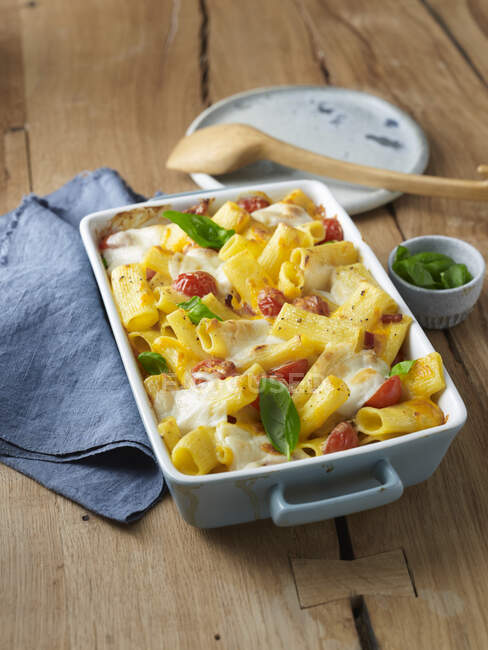 Pasta bake with tomatoes, bacon and basil — Stock Photo