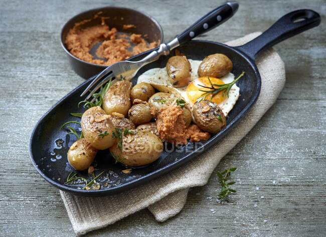 Schmrchen with Tomatendip and fried egg — Stock Photo