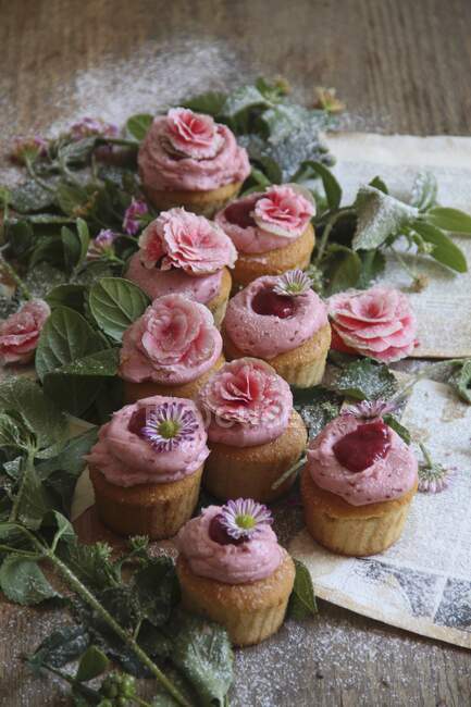 Cupcakes floridos vista de cerca - foto de stock