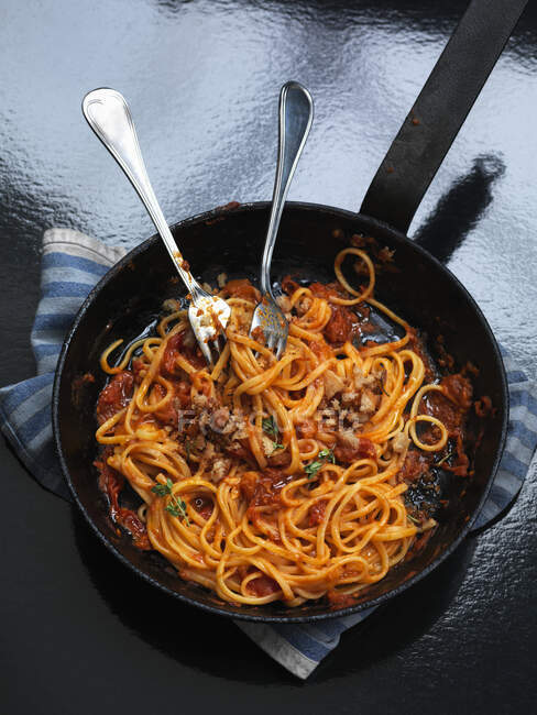 Tomato and Pangrattato linguini — Stock Photo