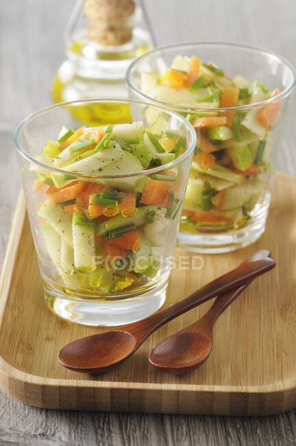 Ensalada de zanahoria y manzana en vasos con vinagreta de curry y miel - foto de stock