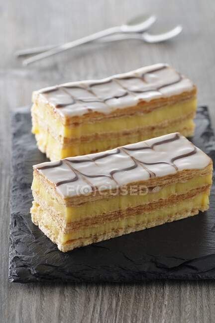 Mille feuilles filled with vanilla cream (puff pastry desserts, France) — Stock Photo