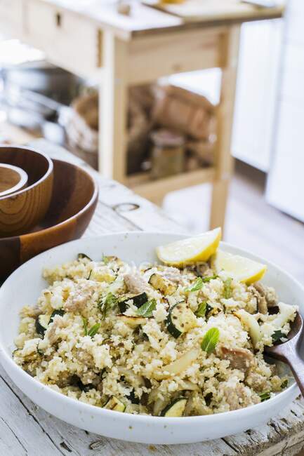 Blumenkohl-Couscous mit Hühnchen, gegrillten Zucchini und Minze — Stockfoto