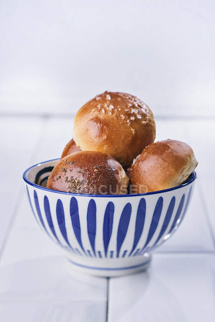 Homemade bun with buns, on a white plate, on an old background. — Stock Photo