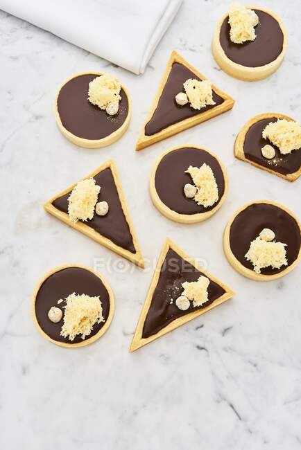 Tartes au chocolat en forme de cercle et de triangle — Photo de stock