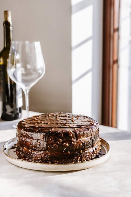 Торт из шоколадного слоя со сливочным кремом и ганачой — стоковое фото
