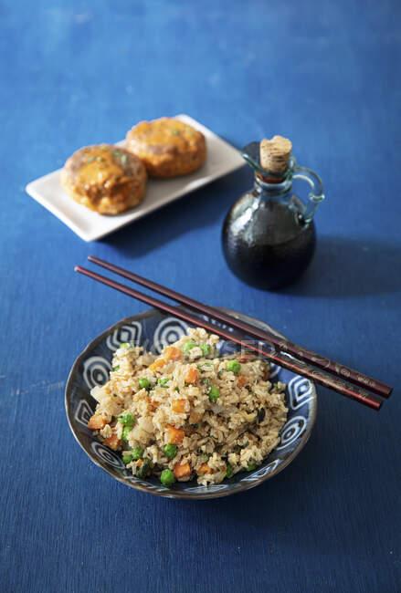 Жареный коричневый рис с овощами — стоковое фото