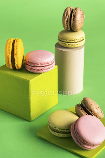 Macarons franceses coloridos em estilo moderno — Fotografia de Stock