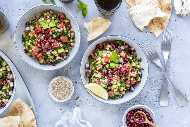 Tabouleh - ливанский салат из петрушки с кускусом — стоковое фото