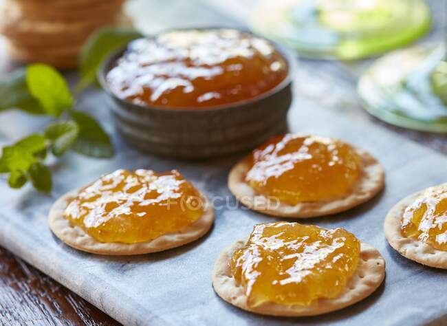 Crackers with peach jam — Stock Photo