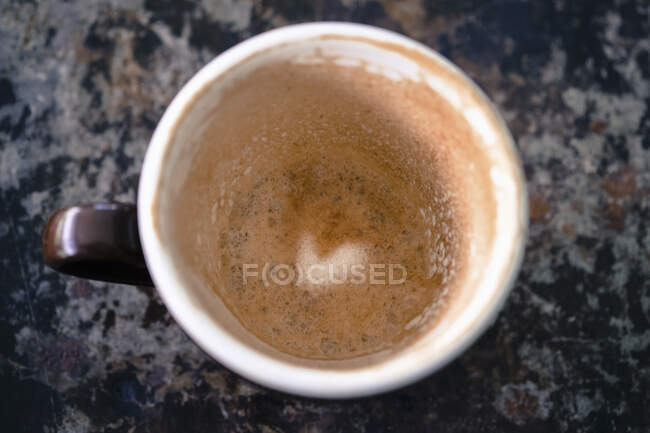 Сердечный узор из остатков кофе. — стоковое фото