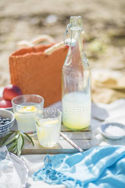 Limonada em uma praia — Fotografia de Stock