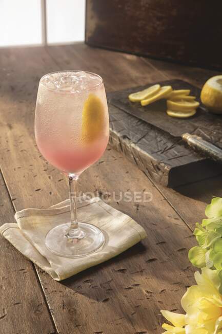 Pink vodka and lemon cocktail in glass — Stock Photo