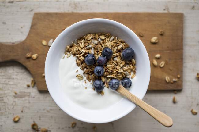Joghurt mit Müsli und Blaubeeren zum Frühstück — Stockfoto
