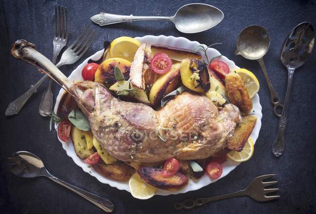 A turkey leg with vegetables on a serving platter (seen from above) — Stock Photo