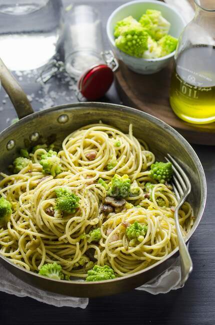 Spaghetti with broccoli florets, chestnuts and bacon — Stock Photo