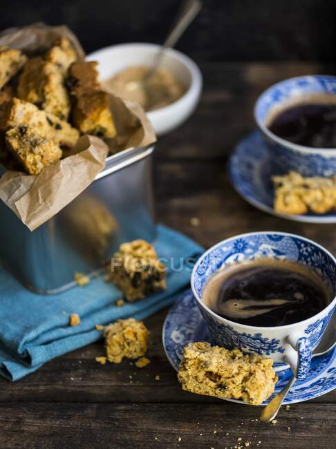 Muesli e fette biscottate servite con caffè — Foto stock