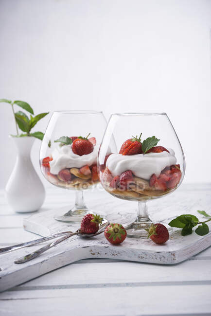 Веганский клубничный тирамису со сливками йогурта в очках — стоковое фото