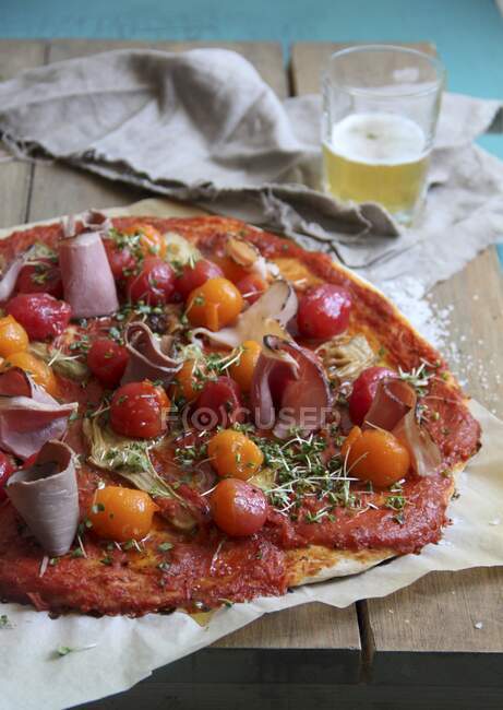 Pizza con prosciutto, pomodorini e timo — Foto stock
