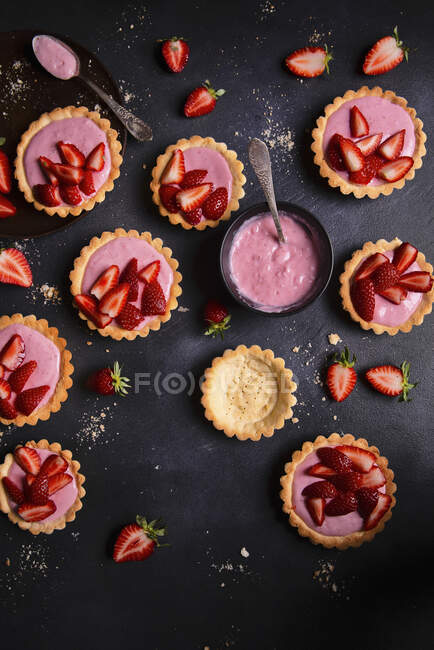 Tartaletas de pan corto con yogur, gelatina de fresa y fresas frescas - foto de stock