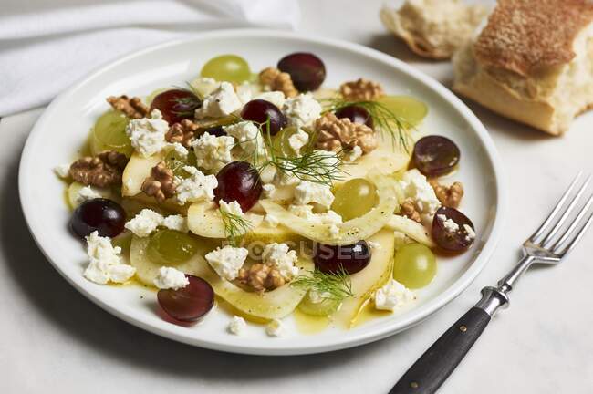 Salad with fennel, pears, grapes, walnuts and sheep cheese — Stock Photo