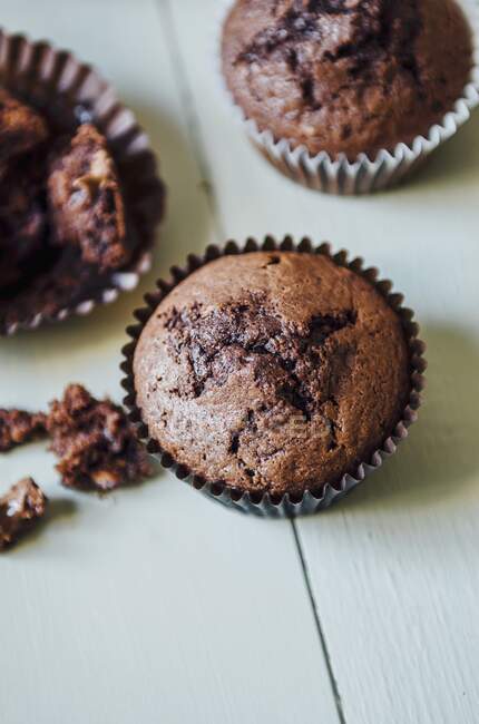 Primer plano de deliciosos cupcakes de chocolate en cajas de papel - foto de stock