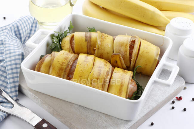 Курячі грудки, приготовані для випічки в банановому пілінгу — стокове фото