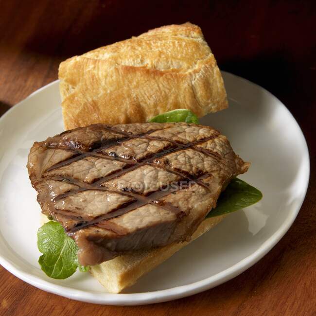 Sanduíche de carne de lombo grelhado em pão artesanal — Fotografia de Stock