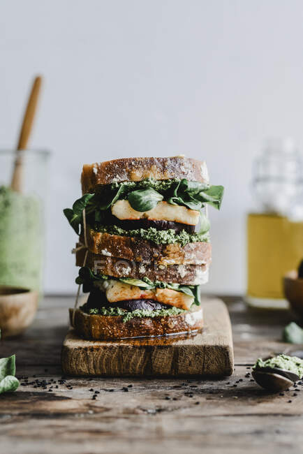 Sandwich with pesto, roasted beetroot, lamb's lettuce and grilled halloumi — Stock Photo