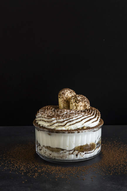 Класичний десерт тірамісу в міні склянці — стокове фото