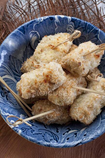 Nuggets de frango em coco dessecado — Fotografia de Stock