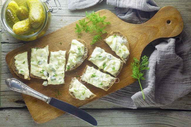 Bread with egg salad and gherkins — Stock Photo