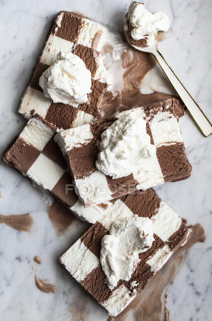 Fatias de sorvete de baunilha e xadrez de chocolate — Fotografia de Stock
