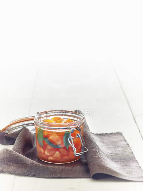 Lacto pimentas de laranja fermentadas com folhas de louro — Fotografia de Stock