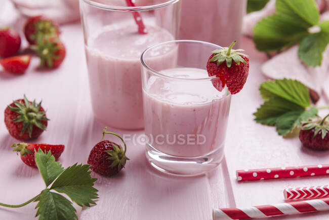Vegan strawberry yogurt shakes — Stock Photo