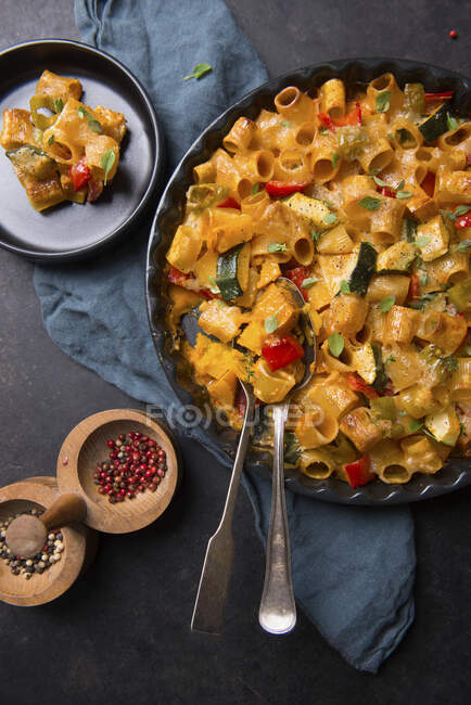 Vegan pasta bake with Hokkaido pumpkin, pepper and zucchinis — Stock Photo