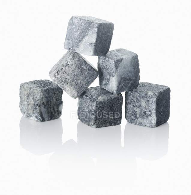 Крупним планом знімок смачних гранітних кубиків льоду — стокове фото