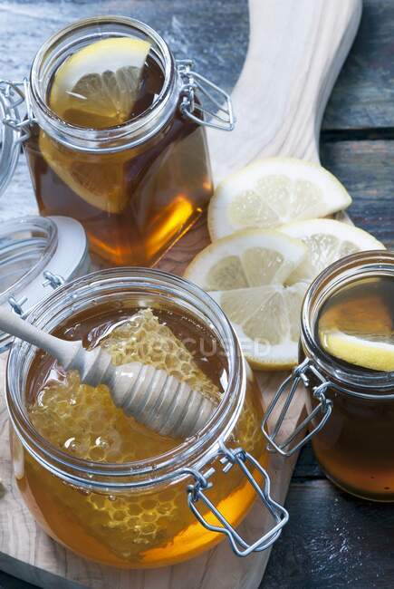 Miele biologico con favo di miele in vaso di muratore — Foto stock