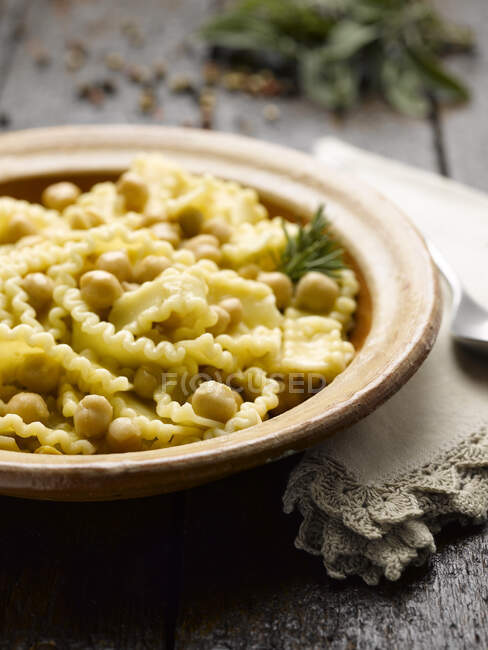 Chickpea soup with pasta — Stock Photo