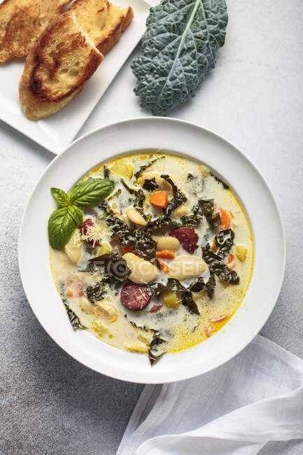 Grünkohl und weiße Bohnensuppe nach toskanischem Vorbild mit Wurst — Stockfoto