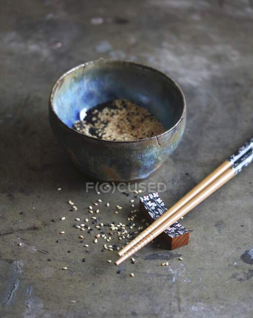 Graines de sésame rôties dans un bol de style asiatique — Photo de stock