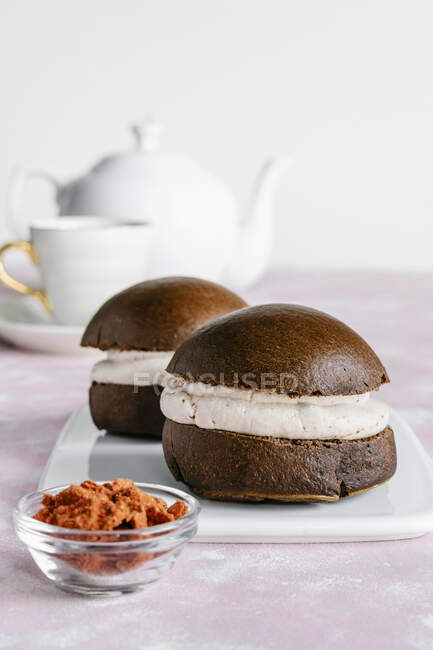 Chocolate buns with natural dried strawberry powder cream — Stock Photo