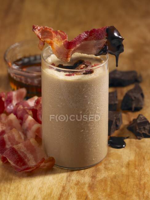 Um cocktail com bacon e chocolate — Fotografia de Stock