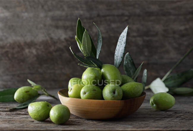 Oliven auf dem Tisch aus nächster Nähe — Stockfoto