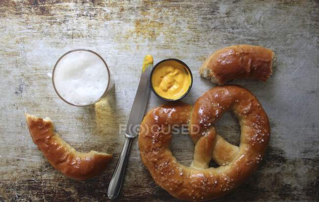 Pretzels with mustard and beer — Stock Photo