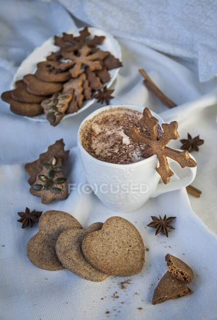Vegan gingerbread biscuits, Christmas celebrating decoration atmosphere — Stock Photo