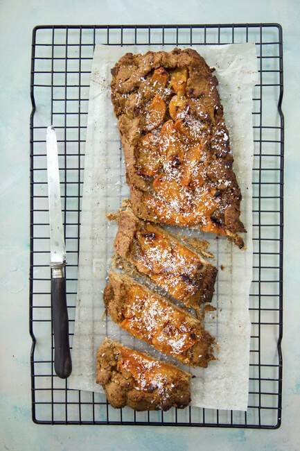 Whole wheat cake with apricots on a cooling rack — Stock Photo