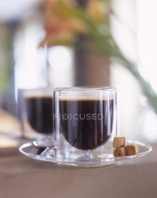 Vasos de café en una bandeja - foto de stock