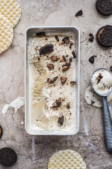 Cookies and cream ice cream with an ice cream scoop — Stock Photo
