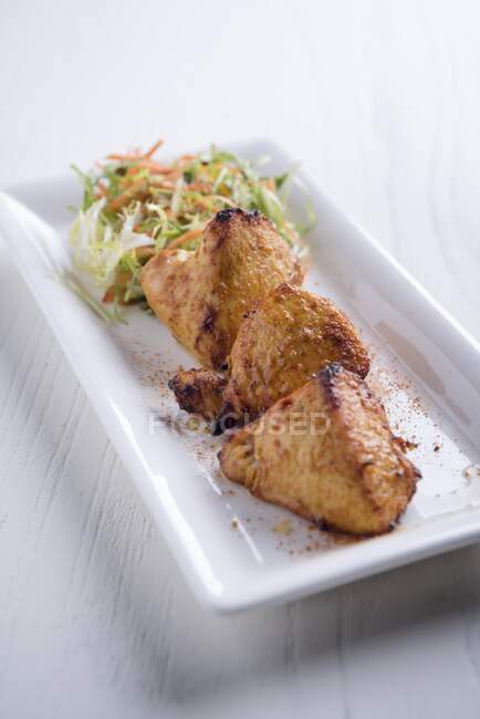 Ачари курица тикка (в индийском стиле пряный маринованный цыпленок) — стоковое фото